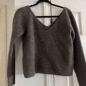 banana republic gray v neck sweater cropped